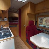 amenagement_interieur Aménagement CS-Reisemobile tout simple - mais hyper costaud (rien n'a bougé après 150 000 km dont 20 000 de pistes !) avec un lit double permanent.